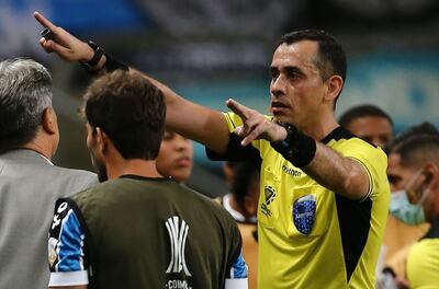 El árbitro paraguayo Juan Benítez tuvo que recurrir al VAR para tomar decisiones en el empate Gremio-Santos.