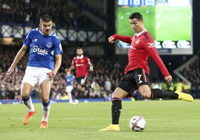 Cristiano Ronaldo remata de zurda para anotar el gol de la  victoria para Manchester United ante Everton.