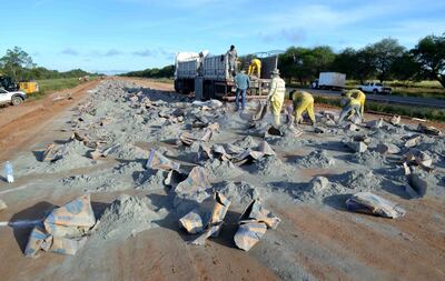 Obreros de la contratista trabajan en la mezcla de suelo cemento en el Lote 6 (km 390 al 450).