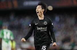 El centrocampista japonés del Eintracht, Daichi Kamada, celebra el segundo gol del equipo alemán ante el Betis de Sevilla.