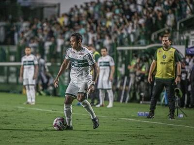 Gustavo Morínigo (d) observa desde al área técnica el avance del Coritiba en el partido contra Goiás.