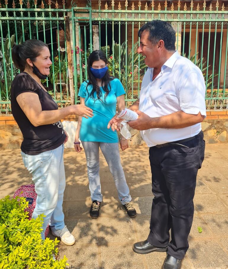 El candidato Aldo Lezcano realizó visita casa por casa y entregó su propuesta de gobierno municipal