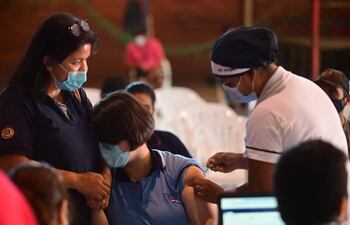 Con cierto temor pero acompañados de sus padres o un adulto responsable, los adolescentes comenzaron a inmunizarse desde ayer contra el covid-19.