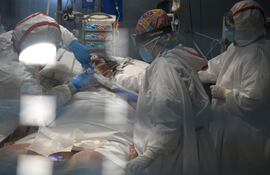 Trabajadores sanitarios atienden a un paciente en la Unidad de Cuidados Intensivos (UCI) Covid-19 del Hospital Del Mar de Barcelona el 20 de enero de 2021.