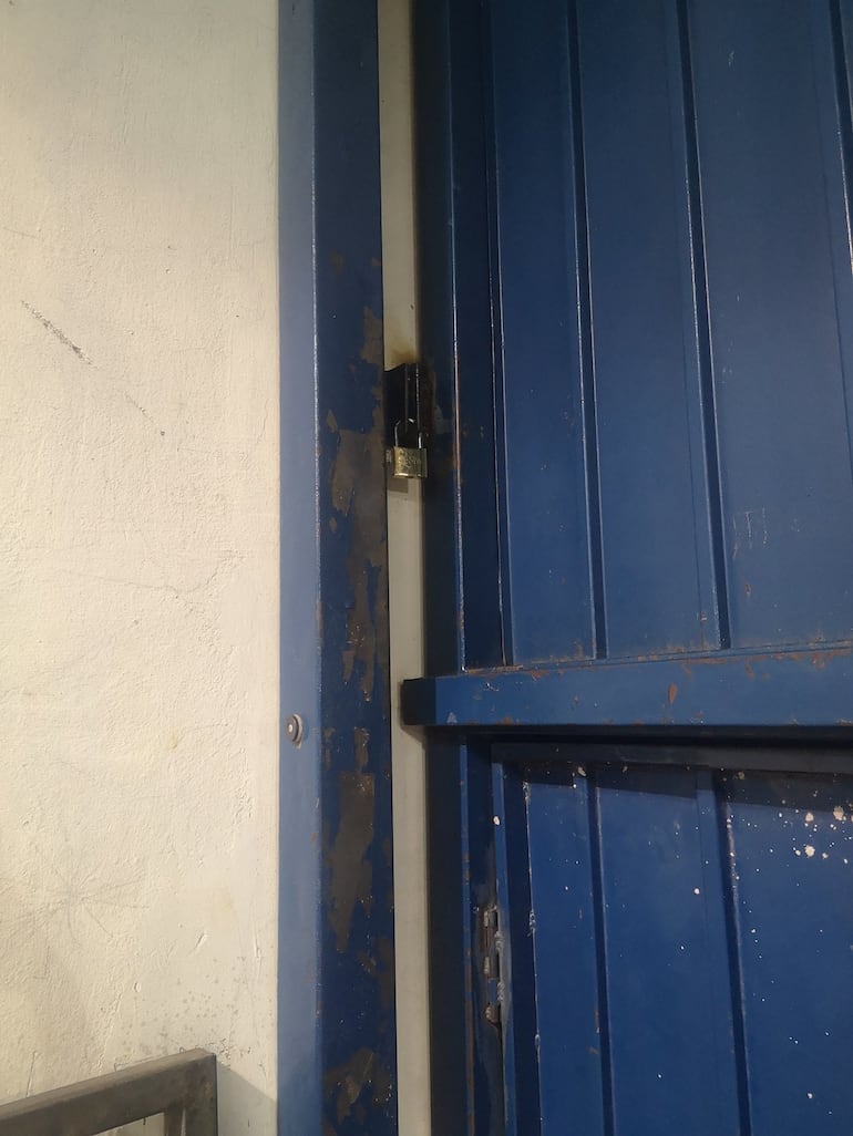 Uno de los portones candadeados. Coincidiendo esto con el relato de varias personas más.