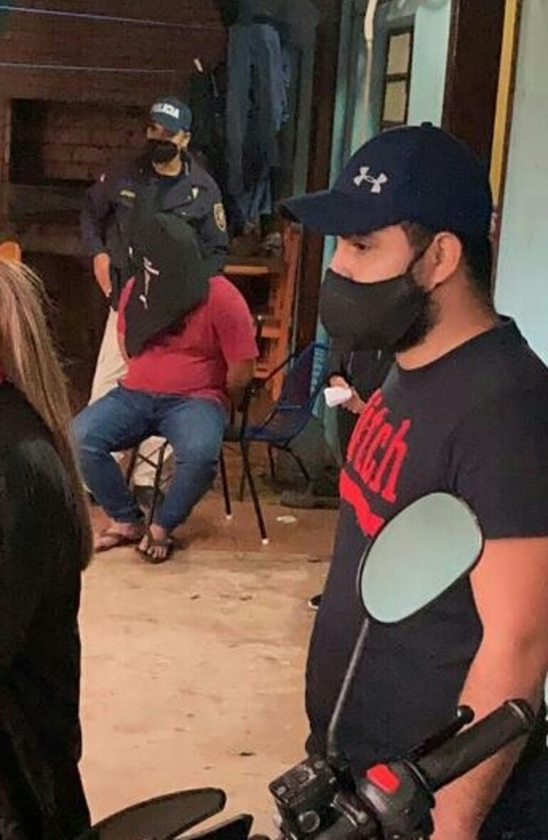 Momento del allanamiento en la casa del oficial segundo, Félix Antonio Guzmán González, en el barrio Rincón de Ñemby, el mismo quedó detenido (sentado con remera roja). estaría implicado en el asalto al intendente de San Antonio.