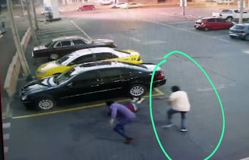 El pistolero vestido con camisa de color claro al que se ve en un video disparando contra Ryguasu Salinas, en el estacionamiento de un súper en Asunción, sería el que fue asesinado ayer.