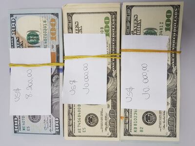 Parte del dinero incautado por agentes de la Receita Federal.