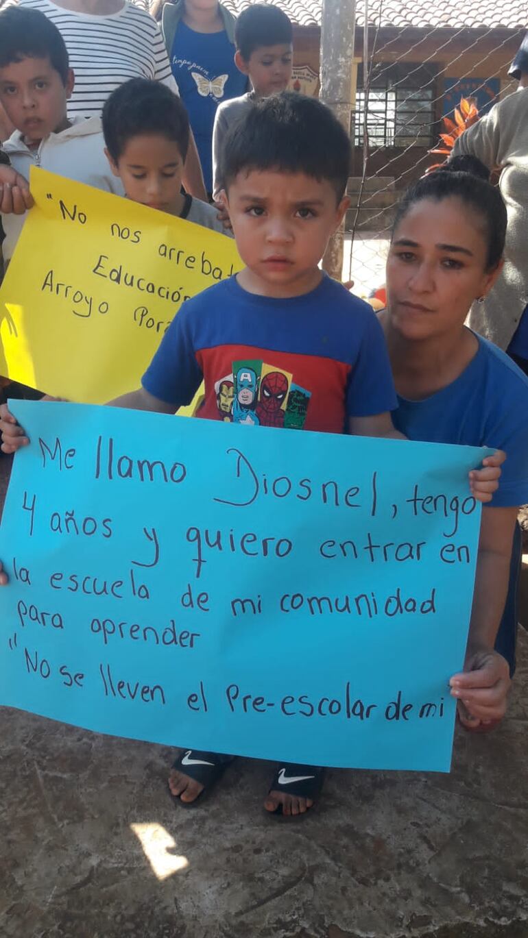 Las madres también se manifestaron con sus pequeños con carteles, solicitando que no quiten los rubros de la institución.