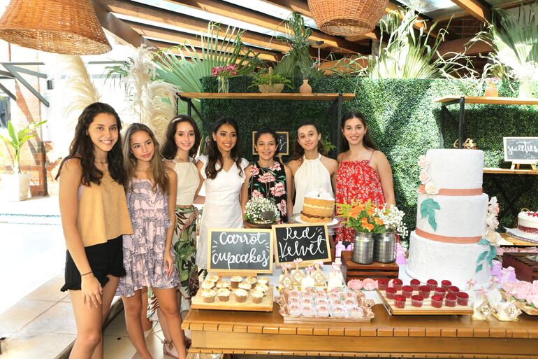 La quinceañera junto a Ale Benítez, Betha Enciso, Jime Abente, Ana Xifra, Pilar Romero y Sol Heisecke.