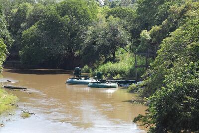 Una planta de bombeo de agua en el río Pirapó entre los distritos de Yegros y Yuty.