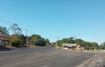 El Ministerio de Obras Públicas y Comunicaciones (MOPC) hace desaparecer una obra instalada en su franja de dominio en Escobar por que estaba obstaculizando la visual de los automovilistas.