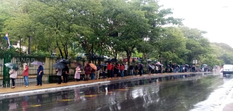 Las filas en la ANDE son muy extensas. 