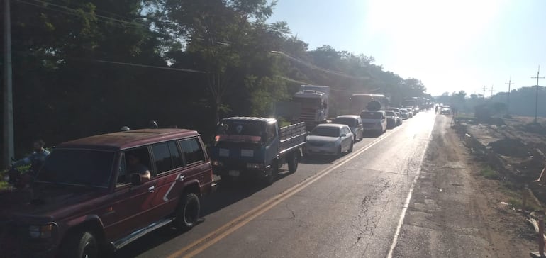 Larga de cola de vehículos en el cierre de ruta en el km 128 de la Ruta Py 02 de Coronel Oviedo.