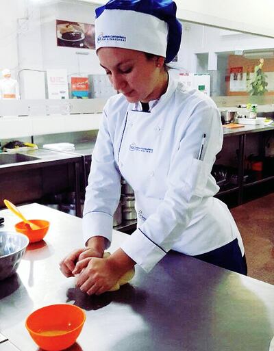 María Lina se dedica cien por ciento   a la pastelería y a cuidar de sus hijas,  trabajar desde la cocina de su casa le brinda la oportunidad  de compartir tiempo de calidad con su familia.