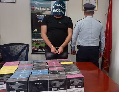El presunto estafador fue aprehendido y se incautaron 50 cajas de cigarrillos electrónicos como evidencia.