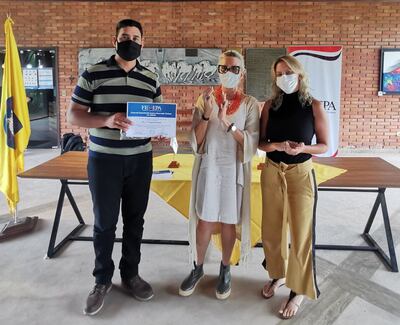 El Tte. 1º Eugenio Solís (i)  con  el certificado de juez nacional recibiendo de manos de la brasileña Elaine Zander.