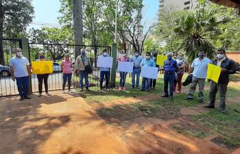 Los manifestantes llegaron al predio del Indert con carteles alusivos a la protección de la reserva natural.