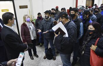 El viceministro de Administración y Finanzas del MOPC, Carlino Velázquez junto a María Stela Silva Invernizi, presidenta de la Asociación Sindical de Mujeres de Ministerio de Obras Públicas y Comunicaciones (AM-MOPC) y los funcionarios y funcionarias que realizaron la medida de protesta.