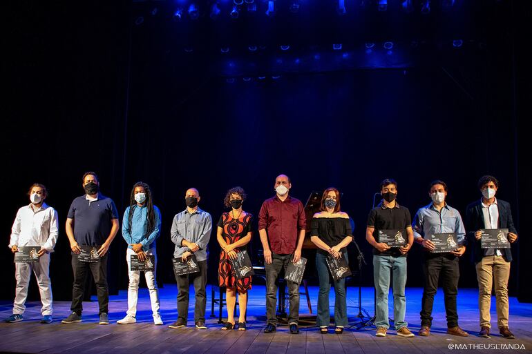 Óscar Aldama, penúltimo de derecha a izquierda, junto a los participantes.