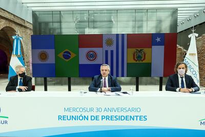 El presidente de Argentina, Alberto Fernández (c), reaccionó a la posición de Paraguay, Brasil y Uruguay de flexibilizar el bloque.