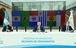 El presidente de Argentina, Alberto Fernández (c), reaccionó a la posición de Paraguay, Brasil y Uruguay de flexibilizar el bloque.