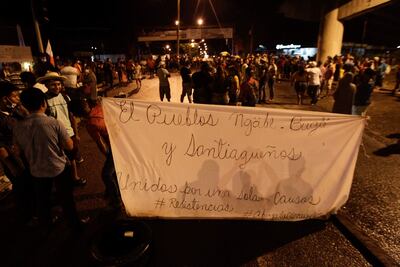 Manifestantes bloquean la carretera Panamericana en Santiago de Veraguas. El gobierno de Panamá enfrenta continuas protestas contra el aumento de la inflación y la corrupción.