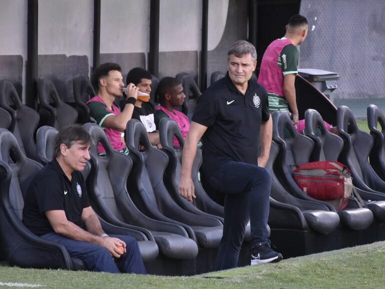 El uruguayo Diego Aguirre (d), entrenador de Olimpia, en el partido contra Resistencia en el estadio Defensores del Chaco por la undécima jornada del torneo Apertura 2023 del fútbol paraguayo.