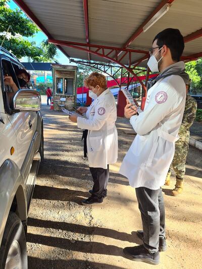 Los estudiantes de Medicina-UNA trabajan principalmente los fines de semana en los vacunatorios habilitados por Salud Pública.