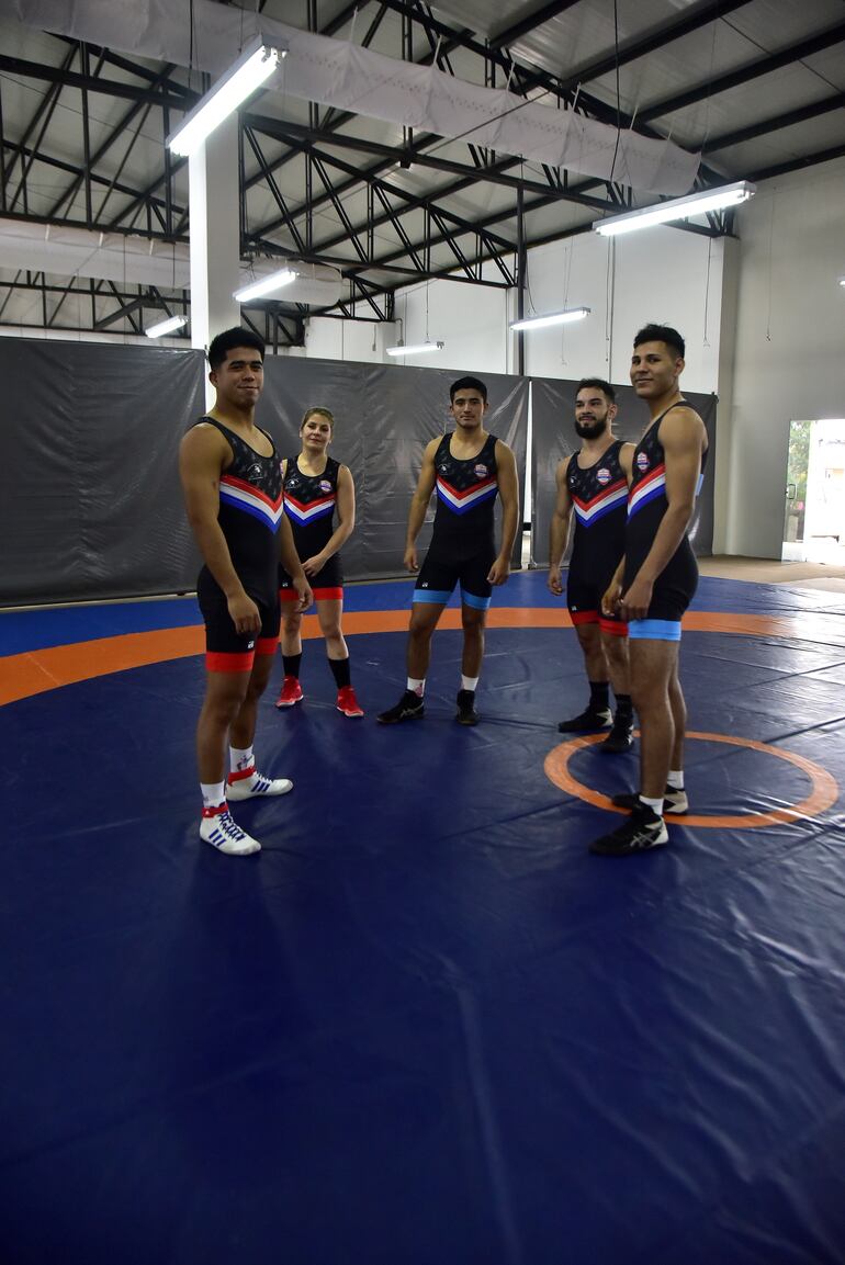 De izquierda a derecha. Pablo Darío Vera Insfrán, 15 de
diciembre de 1998, 23 años, modalidad estilo libre. Lourdes Verónica
Grenno Maune, 27 de octubre de 1984, 37 años, modalidad libre. Lisandro Manuel Cabrera Ortiz, 8 de noviembre de 2002, 19 años, modalidad lucha grecorromana. Sebastián Alejandro Sosa Sánchez, 1 de julio de 1999, 23 años, modalidad libre. Y João Sebastián Maldonado Romero, 23 de mayo de 2003, 19 años, modalidad freestyle.