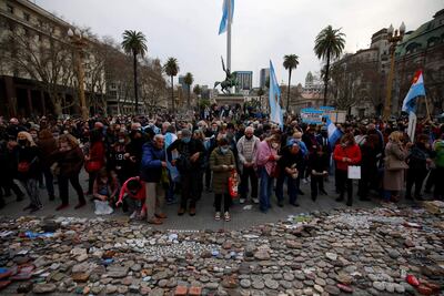 Manifestantes colocaron piedras con nombres de víctimas de covid-19 durante una protesta contra el Gobierno de Alberto Fernández por el manejo de la pandemia y en memoria de los fallecidos por coronavirus el pasado 16 de agosto.