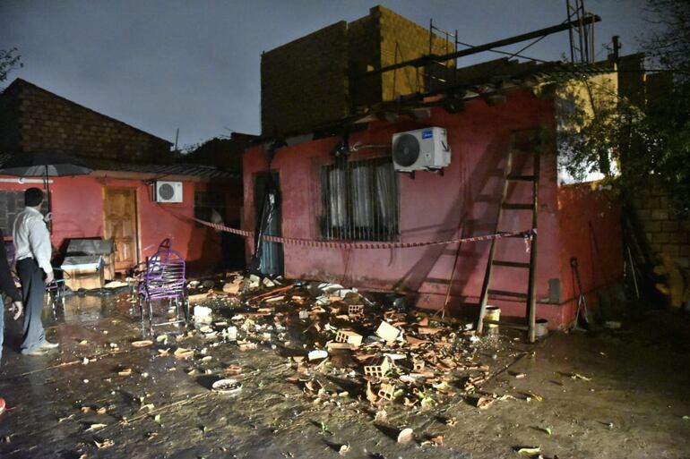 Derrumbe de vivienda. ubicada en el barrio San Roque, zona de Coca Cola, ciudad de Ñemby.