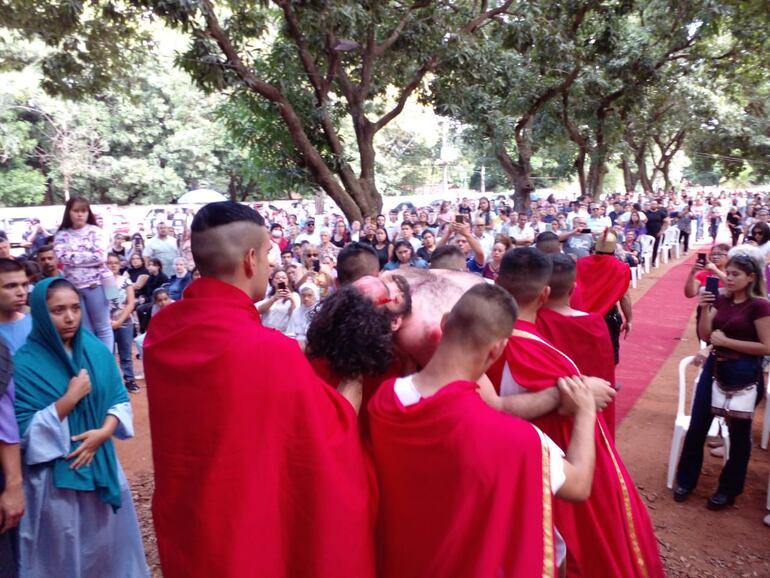 Luego de morir en la cruz, fue llevado para que su cuerpo repose en el sepulcro.