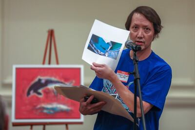 Lloyd Elliott Lytle habla durante una jornada de escucha de la organización "Amigos de Toki", anteriormente conocida como "Amigos de Lolita", sobre el futuro de la orca Tokitae (Lolita) hoy, en Miami, Florida. Representantes de distintas organizaciones pidieron este martes la vuelta de la orca Lolita, cautiva desde hace más de 50 años en un acuario de Miami y con problemas de salud, a la costa del estado de Washington (noroeste de EE.UU.), donde fue capturada en 1970, cuando comenzó una emotiva historia cuyo final es una incertidumbre, medio siglo después.