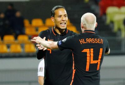 Davy Klaasen (d) celebra con Virgil van Dijk el gol para Holanda