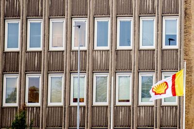 Países Bajos se plantea abolir impuesto a dividendos para persuadir a Shell.