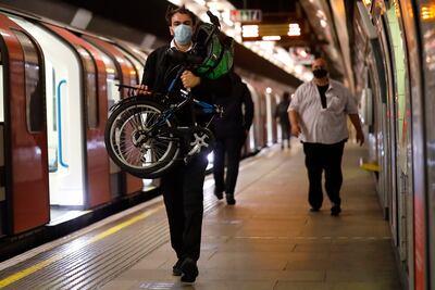 Un viajero lleva una máscara facial mientras camina en la plataforma de una estación de metro en Londres el 5 de junio de 2020