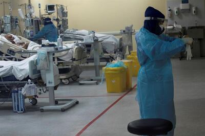 una sanitaria se prepara para atender a un grupo de pacientes afectados por el COVID-19 en la Unidad de Cuidados Intensivos (UCI) del Hospital Clínico de la Universidad de Chile en Santiago (Chile).