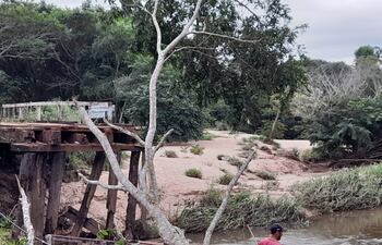 Los habitantes de Itacurubí de la Cordillera están molestos porque hasta ahora el Puente Tacuara sigue sin arreglarse.