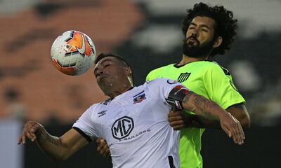 El delantero de Colo Colo, Esteban Paredes, se hace de la pelota por guapo ante Enzo Martínez. EFE/EPA