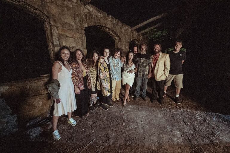 El equipo que formó parte del rodaje del videoclip.