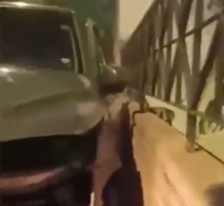 Así quedó el automóvil conducido por la mujer sobre la vereda frente a una vivienda ubicada en la avenida Sacramento.