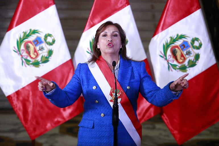 La presidenta de Perú, Dina Boluarte, minutos después de la medianoche de hoy hablando sobre que enviará al Congreso un proyecto de ley para adelantar las elecciones generales a abril de 2024, una reclamación de los manifestantes que han salido en los últimos dos días a las calles en unas protestas en las que han fallecido dos personas, en Lima (Perú). (EFE/Presidencia del Perú)