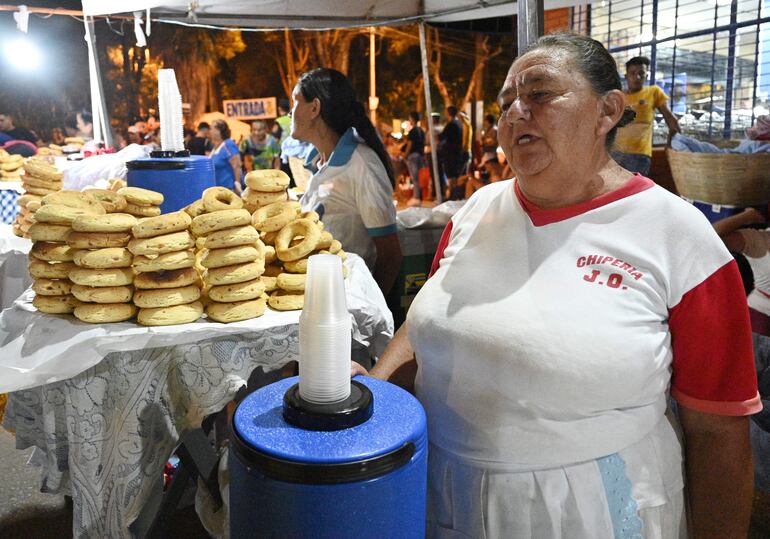 Teresita Vallejos, lleva 33 años vendiendo chipas en la zona de la Basílica. 
