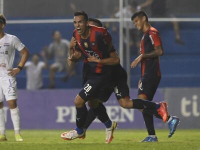 Alfio Oviedo celebra el tanto que convirtió para el triunfo 3-2 de Cerro Porteño sobre Nacional por la segunda jornada del torneo Apertura 2022.