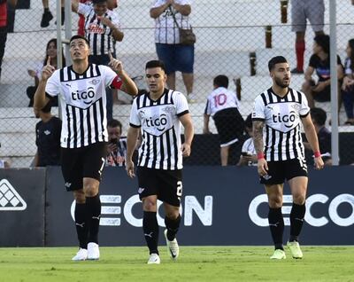Óscar Cardozo (d), futbolista de Libertad, celebra un gol contra Cerro Porteño en el estadio La Huerta de Asunción por la décima ronda del torneo Apertura 2023 del fútbol paraguayo.