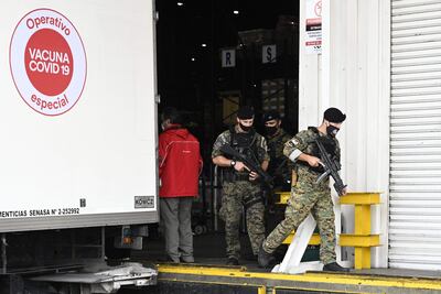 Fuerzas de seguridad durante el arribo de vacunas anticovid en el aeropuerto de Ezeiza, Buenos Aires.