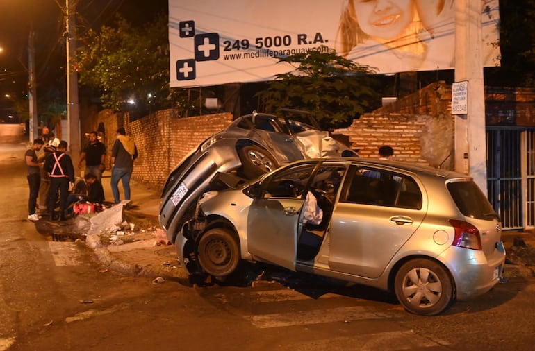 Dos vehículos protagonizaron un choque en las calles Azara y Pa'i Pérez, de Asunción.