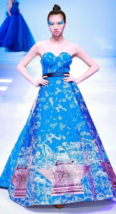 Strapless con estilo y estampados de estrellas.