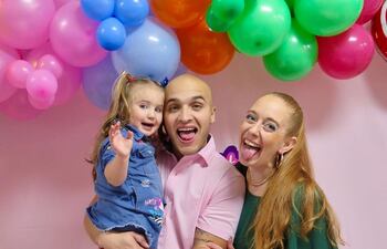 Joseca Báez y Flopy Conde con su pequeña hija Dakota, el día del segundo cumpleaños de la niña.